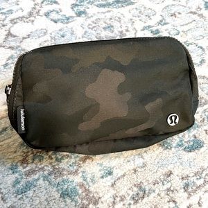 Lululemon Belt Bag Heritage Camo Jacquard Dark Olive Green